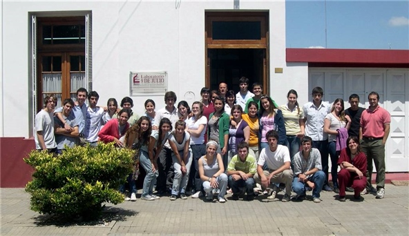 Alumnos Escuela Salesiana de Del Valle con personal del Laboratorio 9 de Julio, en la fachada del mi...